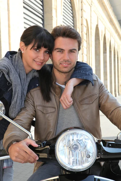 Motociclista com namorada — Fotografia de Stock