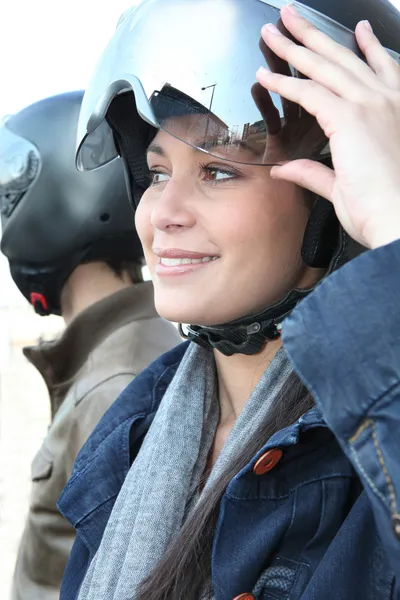 Kobieta toczenia się jej osłona kask motocykl — Zdjęcie stockowe