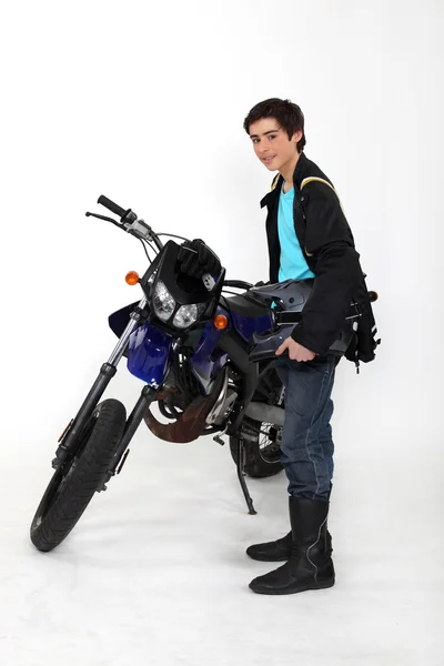 Nastolatek pozowanie w pobliżu motocykl — Zdjęcie stockowe