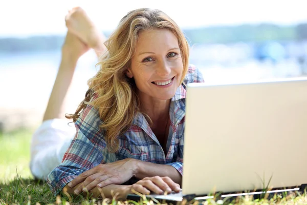 Kobieta na laptopa poza — Zdjęcie stockowe