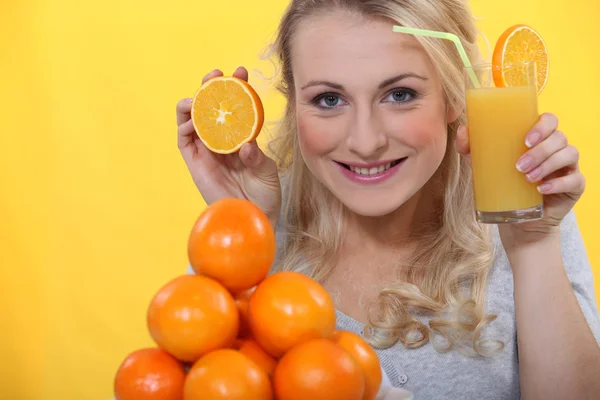 Kobieta z pomarańczy — Zdjęcie stockowe