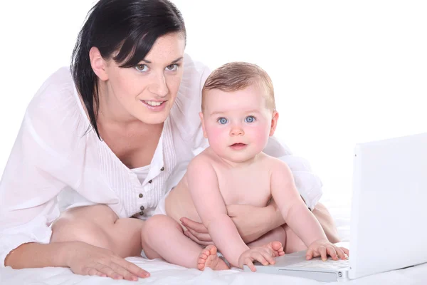 Madre con su bebé y un portátil —  Fotos de Stock