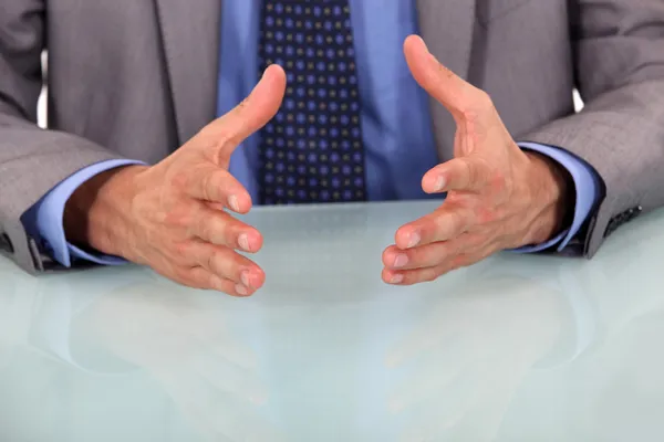 Nahaufnahme an den Händen des Geschäftsmannes während seiner Rede — Stockfoto