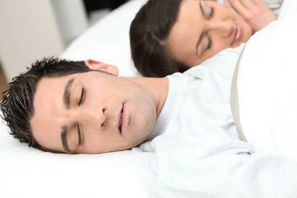 Homme dormir profondément à côté de sa petite amie — Photo