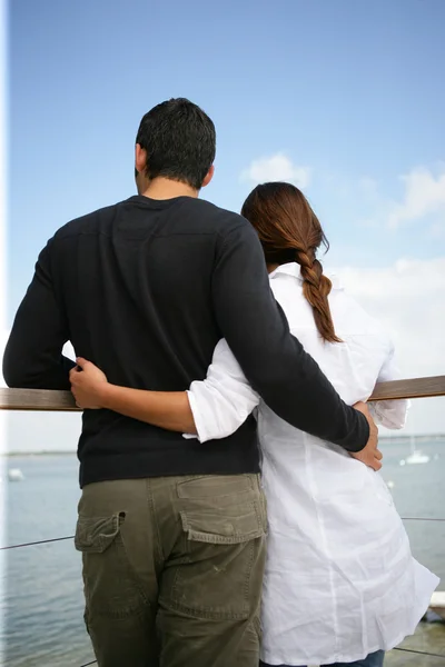 Couple stood on pier — Stock Photo, Image