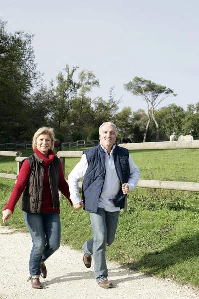 Casal de meia-idade dando um passeio — Fotografia de Stock