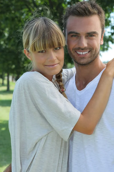 Portrait of a young couple in the countryside — Stock Photo, Image