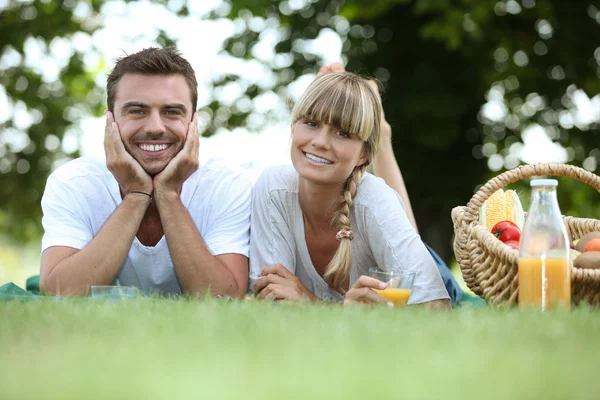 Couple having picnic — Stock Photo, Image