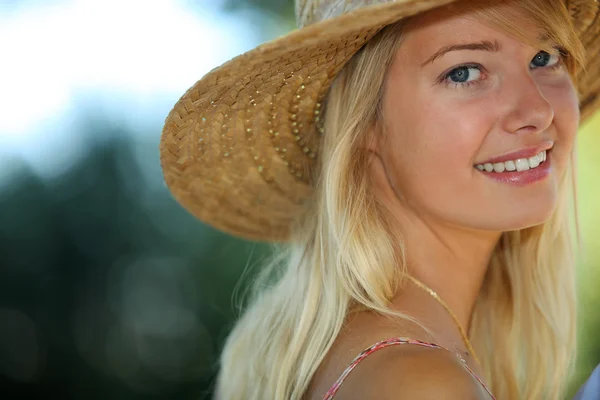 Портрет молодой женщины, целовавшейся на солнце — стоковое фото