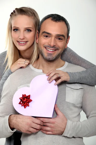 Par med en hjärtformade gåva — Stockfoto
