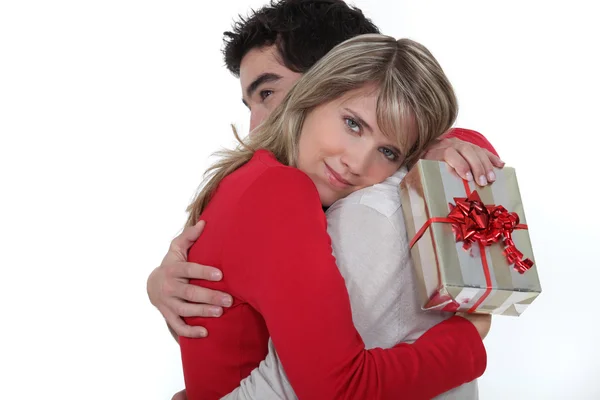 Homem abraçando sua namorada depois de dar-lhe um presente — Fotografia de Stock