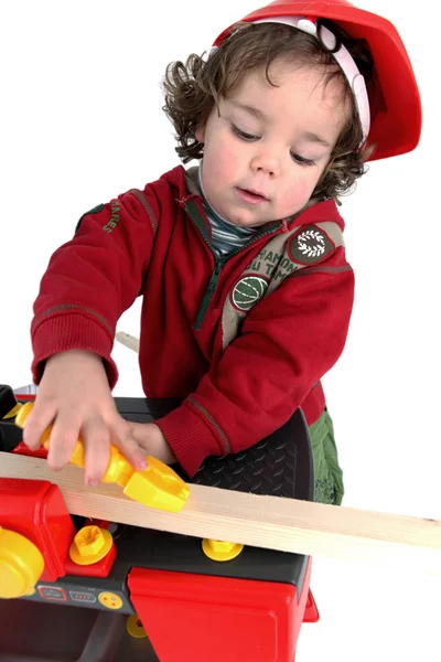 Маленький хлопчик грає будівельника — стокове фото