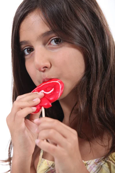 Jovem garota comendo um pirulito — Fotografia de Stock