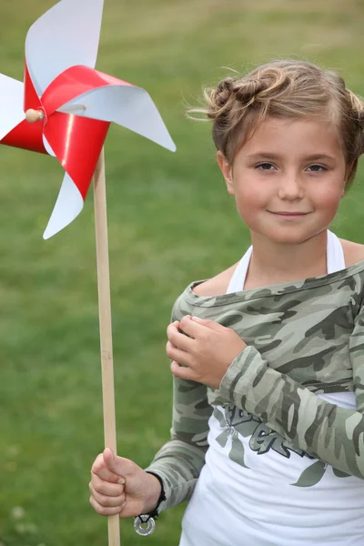 小さな女の子と紙の風車 — ストック写真