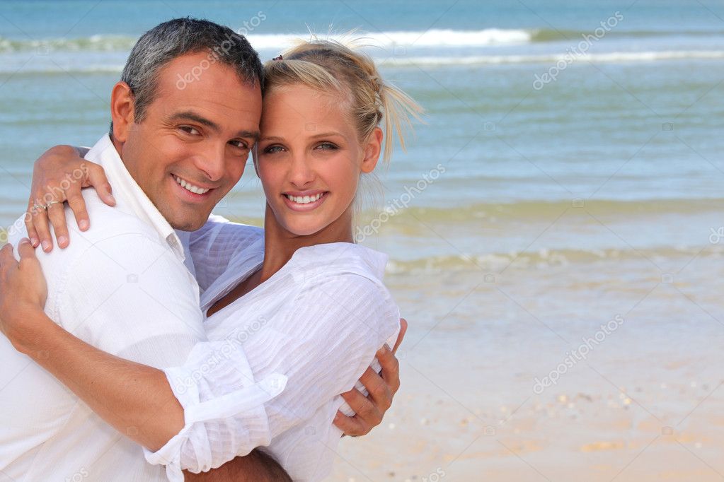http://static8.depositphotos.com/1192060/816/i/950/depositphotos_8169787-Couple-at-the-beach.jpg