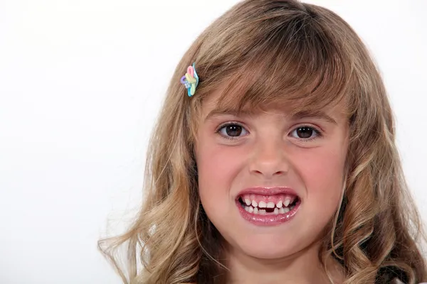 Niña desnudando sus dientes — Foto de Stock