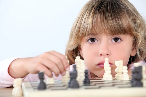 Petite fille jouant aux échecs — Photo