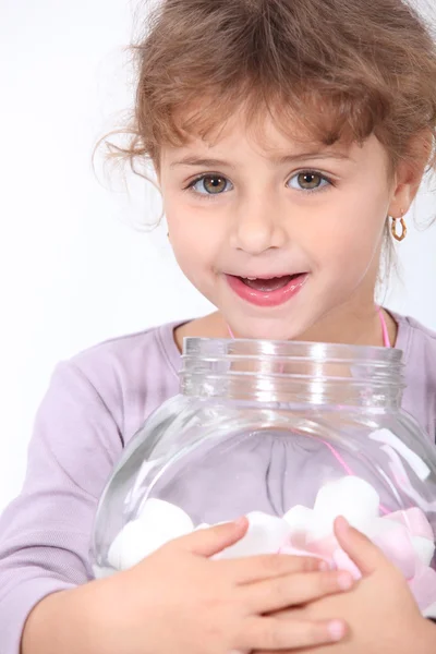 Bambina con marshmallow su sfondo bianco — Foto Stock