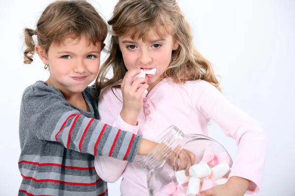 Girls eating marshmallows — Stock Photo, Image