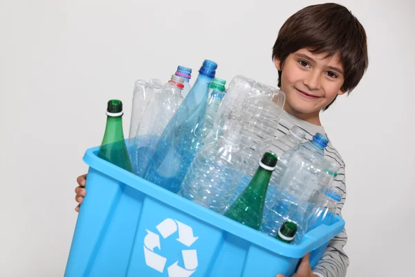 Dítě recyklaci plastových lahví — Stock fotografie