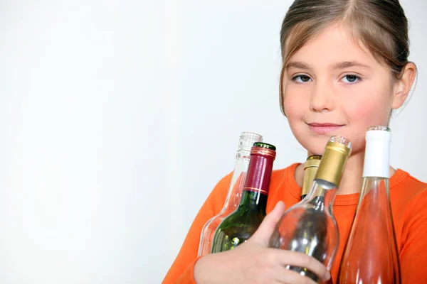 Mała dziewczynka niosąca szklane butelki — Zdjęcie stockowe