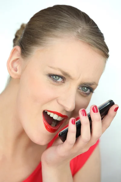 Vrouw schreeuwen op de telefoon — Stockfoto