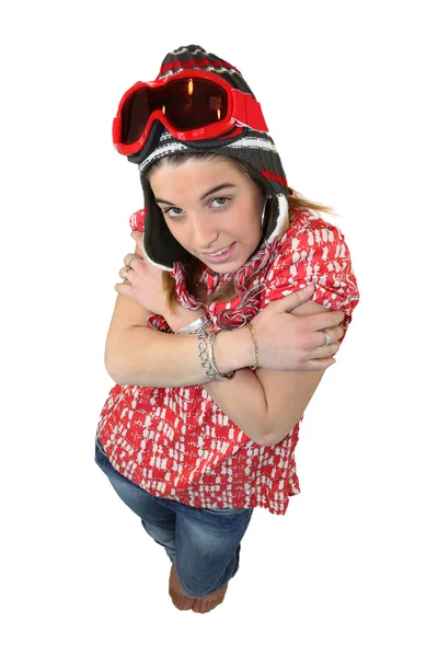 Giovane donna fredda con cappello e occhiali da sci — Foto Stock