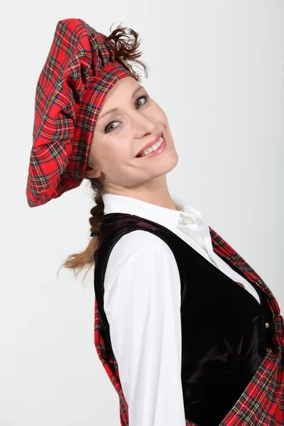 Kobieta ubrana w garnitur tradycyjnych szkockich — Zdjęcie stockowe