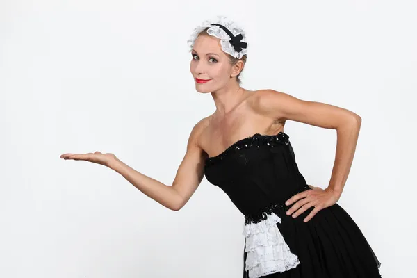 Kvinna i franska maid fancy dress kostym — Stockfoto