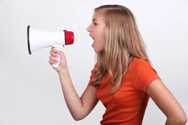 Meisje schreeuwen in luide spreker — Stockfoto