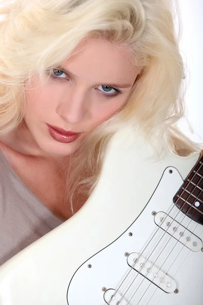 Σέξι γυναίκα παίζει κιθάρα — Φωτογραφία Αρχείου