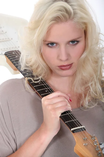 Jonge vrouw spelen gitaar — Stockfoto