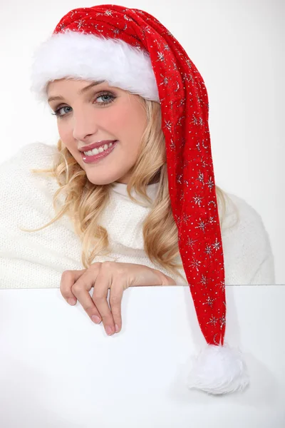 Kadın giyen Noel Baba şapkası — Stok fotoğraf