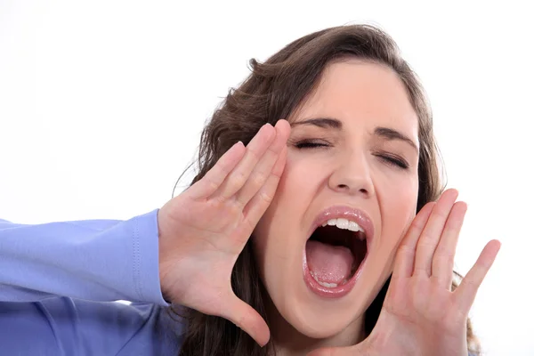 Mulher gritando no fundo branco — Fotografia de Stock