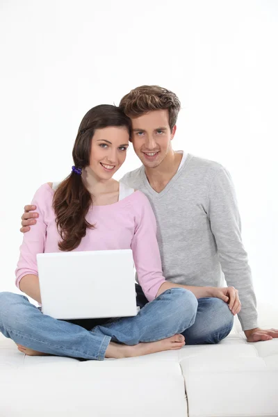 年轻的夫妇带着便携式计算机 — 图库照片
