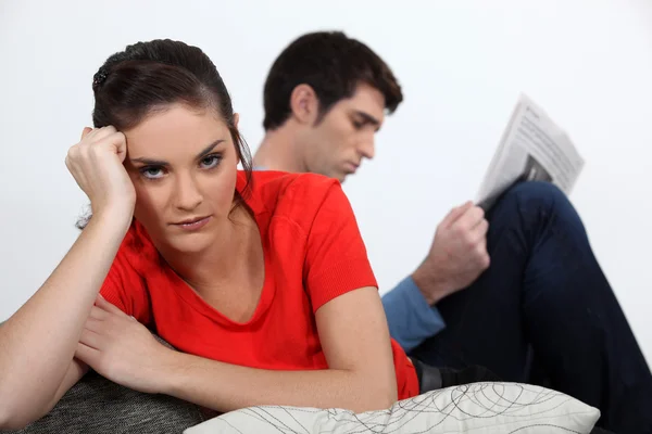 Молодая женщина раздражена на своего партнера — стоковое фото
