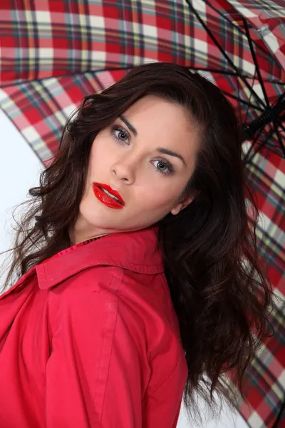 En söt brunett modell med ett paraply. — Stockfoto