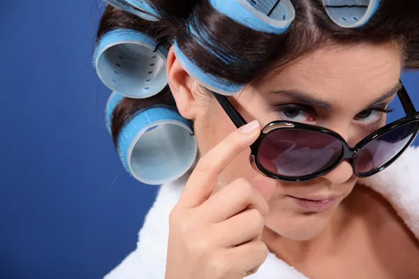 Giovane donna con bigodini nei capelli — Foto Stock