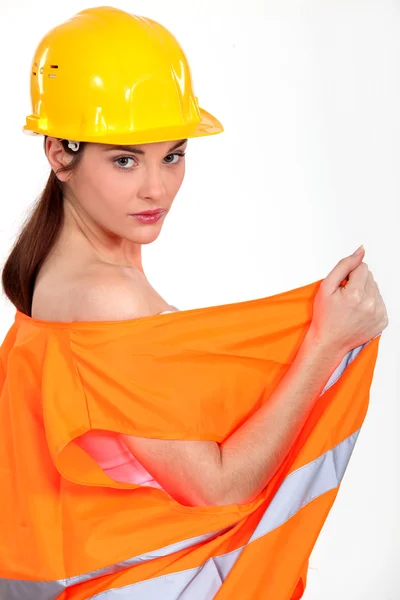 Sexy vrouwelijke bouwvakker uitkleden — Stockfoto