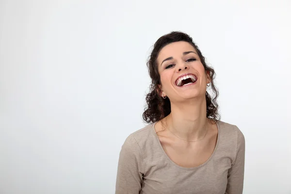 Frau lacht laut auf — Stockfoto