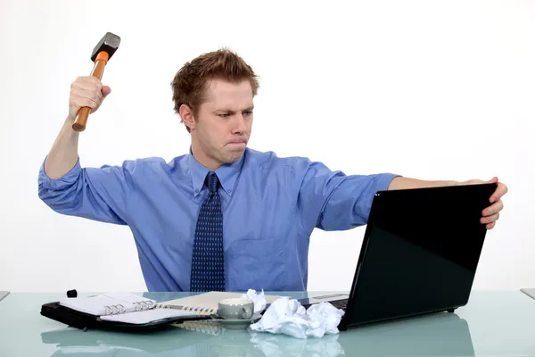 Empresário pronto para esmagar seu laptop com um martelo — Fotografia de Stock