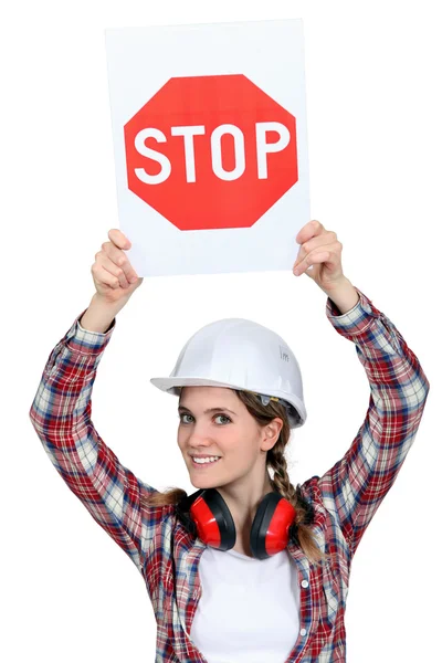 Женщина-строитель держит знак "стоп" — стоковое фото