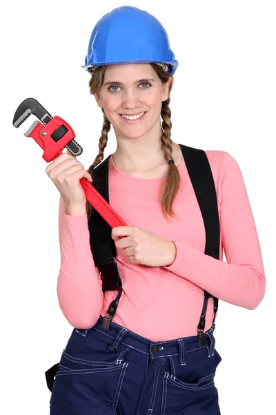 Bir İngiliz anahtarı tutan bir kadın inşaat işçisi. — Stok fotoğraf