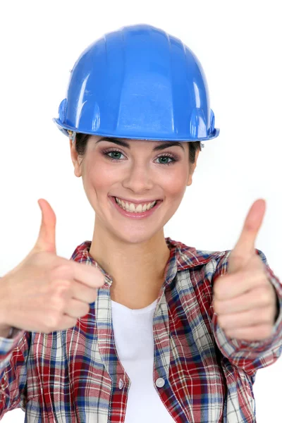 Smiling tradeswoman dando dois polegares para cima — Fotografia de Stock