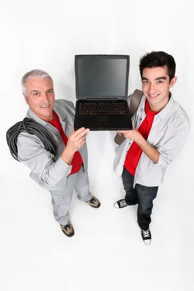 Dos hombres mostrando una computadora portátil — Foto de Stock