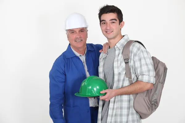 Trabajador de la construcción y su aprendiz — Foto de Stock