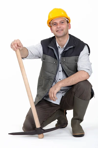 Bir inşaat işçisi bir kazma ile. — Stok fotoğraf