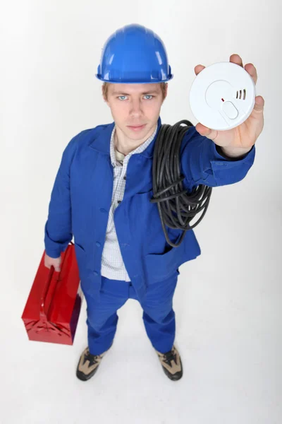 Retrato de jovem eletricista segurando alarme — Fotografia de Stock