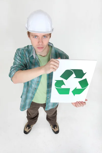 Άνθρωπος που κρατά ανακυκλώνουμε λογότυπο — Φωτογραφία Αρχείου