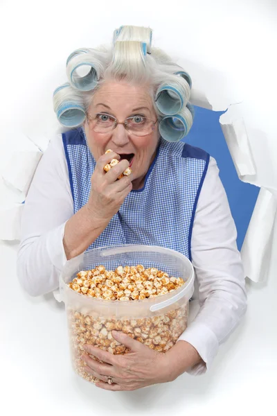 Anciana comiendo palomitas de maíz — Foto de Stock